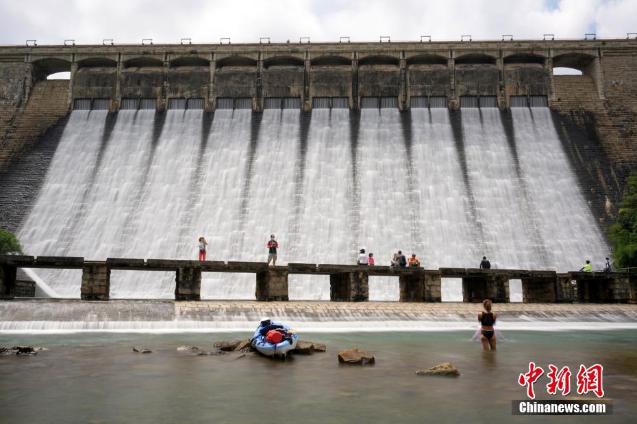 香港地區(qū)で連日の大雨、市民はダムの放水を見學