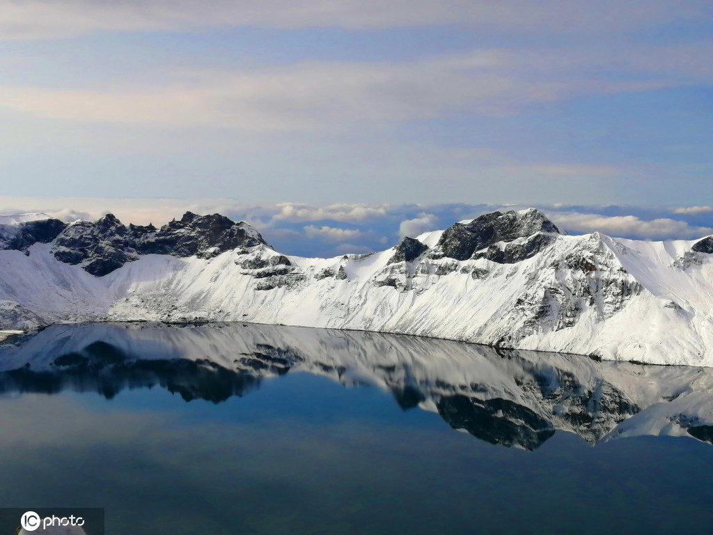 吉林省長白山天池の雪景色（寫真著作権は東方ICが所有のため転載禁止）。