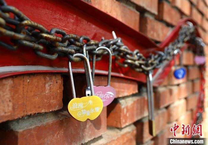 たくさんのカップルが愛が永遠(yuǎn)に続くようにとハートの南京錠をかけているラブチェーン（撮影?呂揚）。