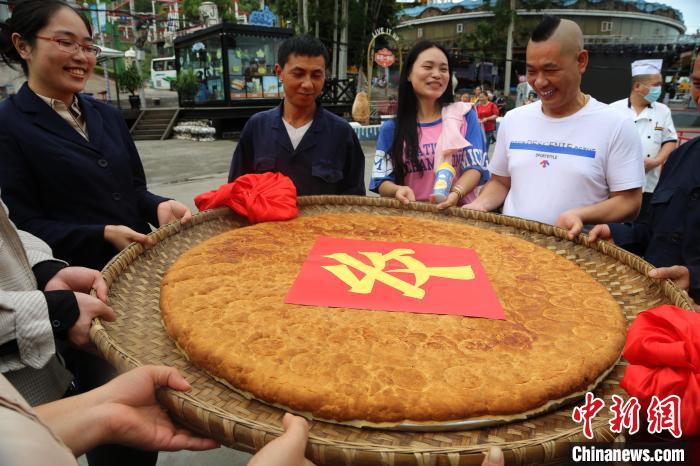 直徑1メートルの巨大月餅を市民に振舞う　重慶市