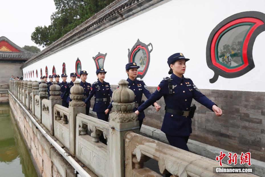 杭州西湖女子パトロール隊(duì)が北京頤和園の昆明湖畔をパトロール