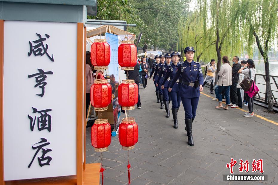 杭州西湖女子パトロール隊(duì)が北京頤和園の昆明湖畔をパトロール