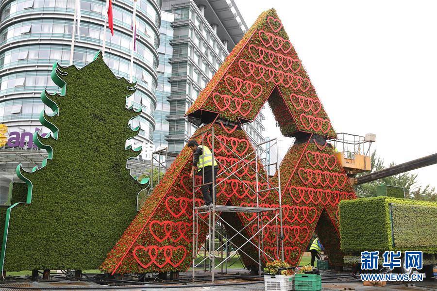 艶やかな花壇で建國記念日を迎える北京