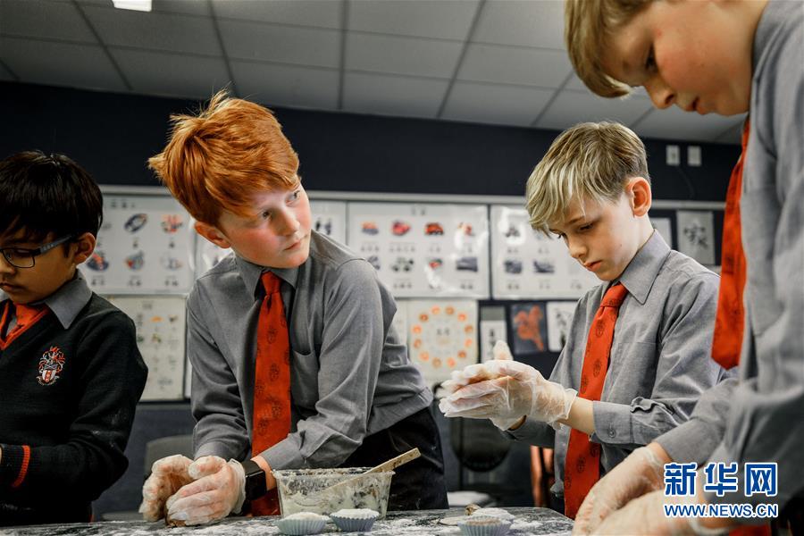 中國の月餅作りに挑戦するニュージーランドの學生