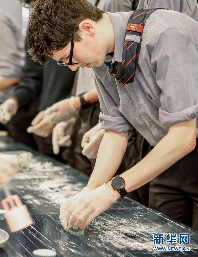 中國(guó)の月餅作りに挑戦するニュージーランドの學(xué)生