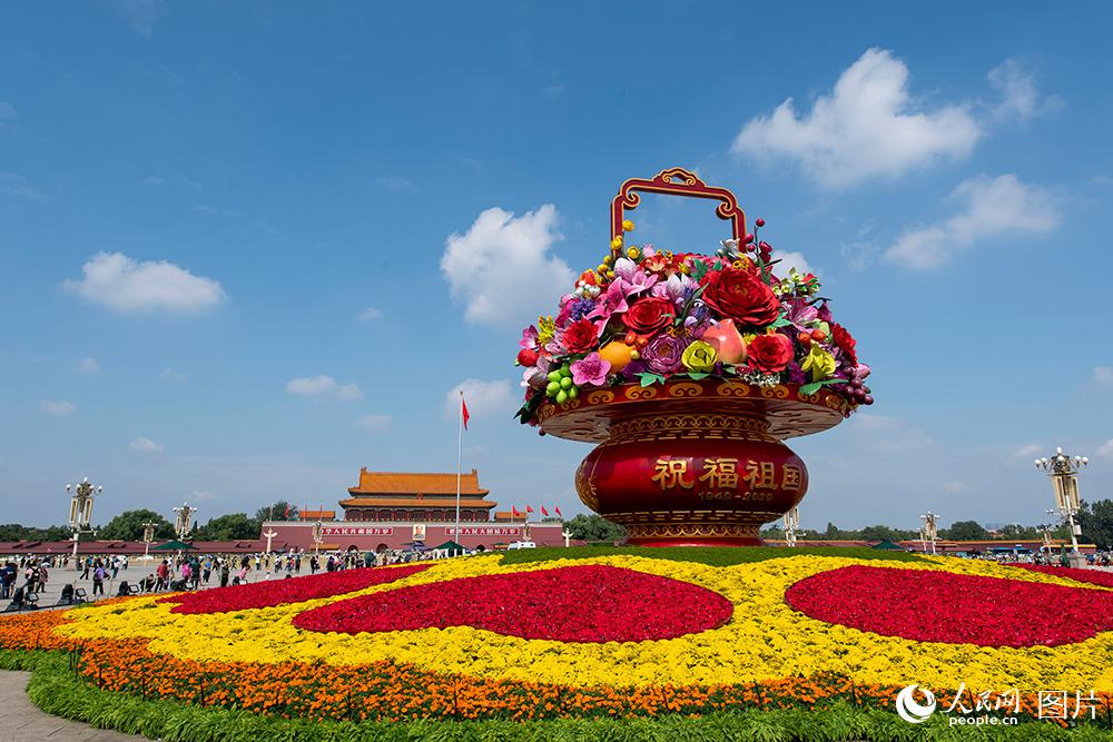 天安門広場(chǎng)に登場(chǎng)した「祝福祖國(guó)」をテーマとする花かご型のオブジェ（撮影?翁奇羽）。