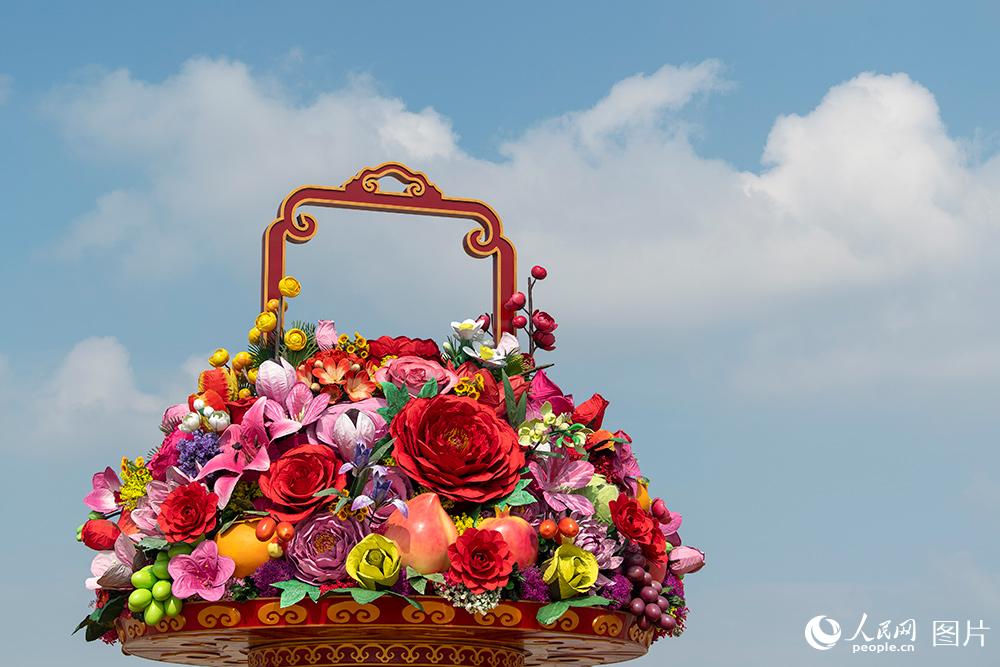 國慶節(jié)控え、祖國の祝福をテーマとしたオブジェが天安門に登場　北京市