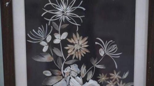 魚の骨にカニの殻！ユニークな貼り絵を作るおばあちゃん　浙江省杭州