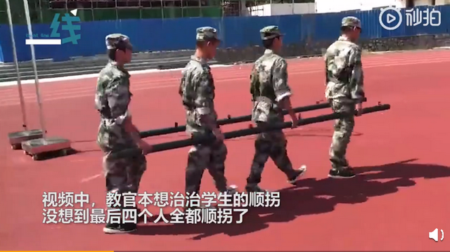 あれ？右手と右足がやっぱり同時(shí)に？大學(xué)の軍事訓(xùn)練動(dòng)畫(huà)が話題に