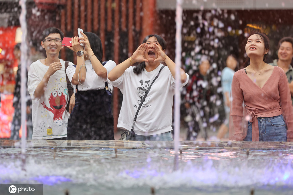噴水の周囲で次々と大きな聲を上げる観光客（寫真著作権は東方ICが所有のため転載禁止）。