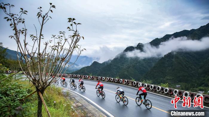 サイクリストが「十大カーブ」で真剣勝負(fù)！湖北省恩施