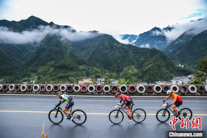 サイクリストが「十大カーブ」で真剣勝負(fù)！湖北省恩施