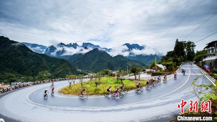 サイクリストが「十大カーブ」で真剣勝負(fù)！湖北省恩施