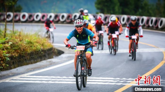 サイクリストが「十大カーブ」で真剣勝負(fù)！湖北省恩施