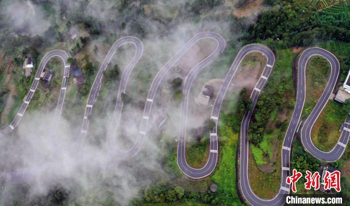 サイクリストが「十大カーブ」で真剣勝負！湖北省恩施