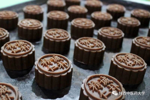 陝西中醫(yī)薬大學(xué)、「薬膳月餅」3萬個を?qū)W生に無料で配布