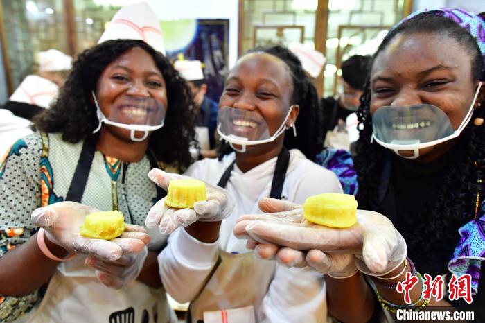 中國人學生と海外からの留學生が月餅を手作りして楽しむ中秋節(jié)　福建省