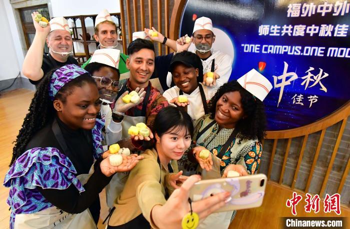 中國人學生と海外からの留學生が月餅を手作りして楽しむ中秋節(jié)　福建省