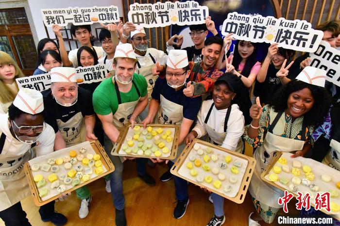 中國人學生と海外からの留學生が月餅を手作りして楽しむ中秋節(jié)　福建省