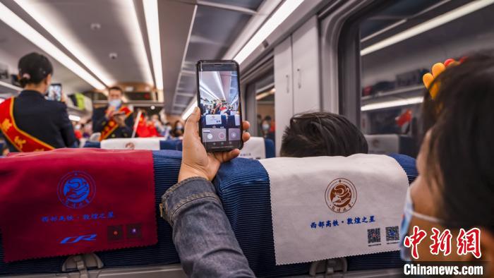 列車で國慶節(jié)?中秋節(jié)イベント　乗客も乗務(wù)員も一緒に