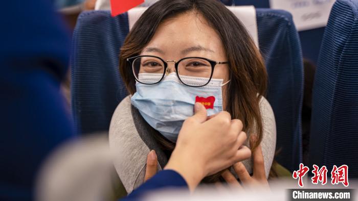 列車で國(guó)慶節(jié)?中秋節(jié)イベント　乗客も乗務(wù)員も一緒に