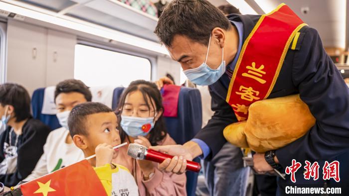 列車で國慶節(jié)?中秋節(jié)イベント　乗客も乗務員も一緒に