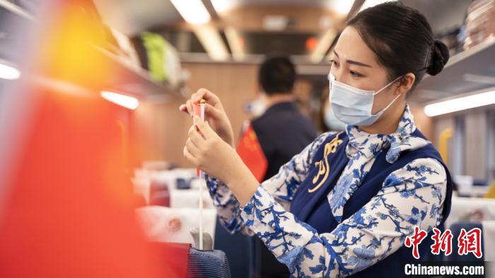 列車で國慶節(jié)?中秋節(jié)イベント　乗客も乗務(wù)員も一緒に