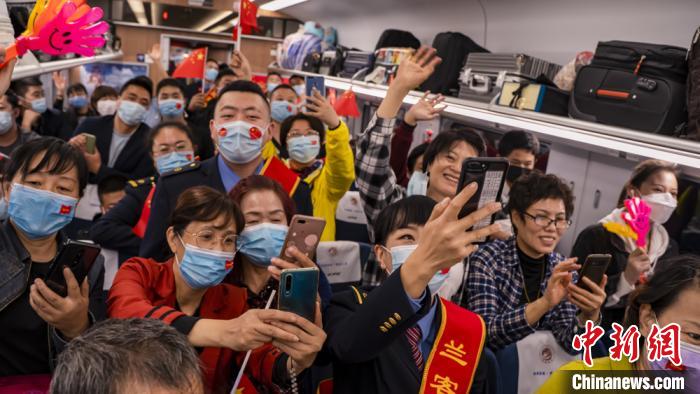 列車で國慶節(jié)?中秋節(jié)イベント　乗客も乗務(wù)員も一緒に