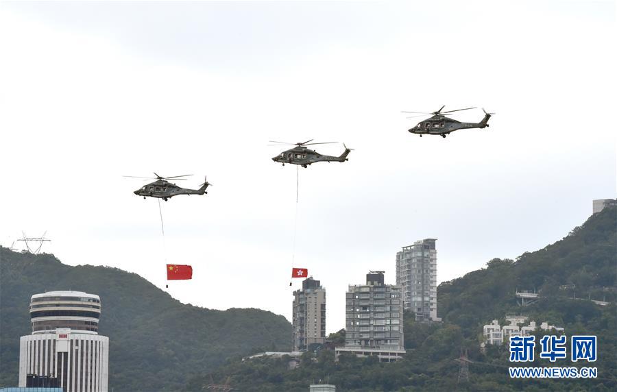 香港地區(qū)のビクトリア?ハーバーで海上パレード 國慶節(jié)をお祝い