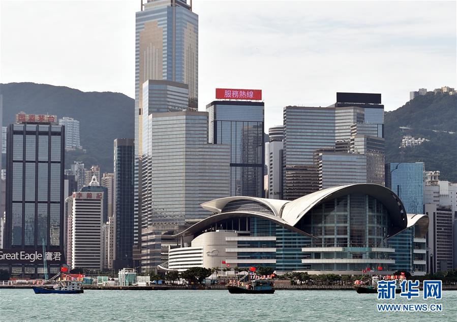 香港地區(qū)のビクトリア?ハーバーで海上パレード 國(guó)慶節(jié)をお祝い