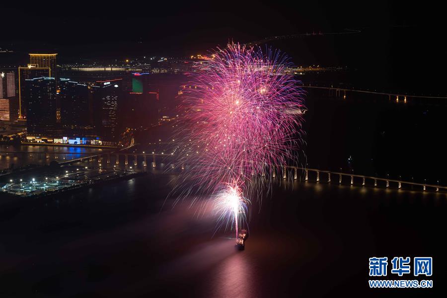 マカオで花火大會(huì)　國慶節(jié)?中秋節(jié)をお祝い
