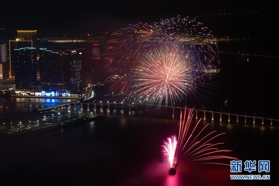 マカオで花火大會(huì)　國(guó)慶節(jié)?中秋節(jié)をお祝い