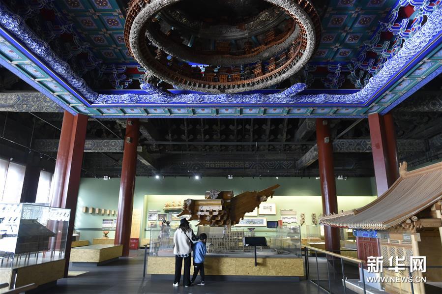 連休は博物館で　北京古代建築博物館に大勢の観光客