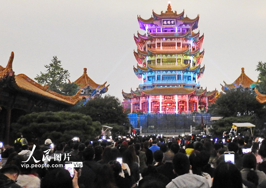 10月7日夜、黃鶴樓の前で、大型ライトアップショー「夜の黃鶴樓」を鑑賞する全國各地で新型コロナウイルス感染癥との闘い抜いた英雄や観光客、武漢市民ら（撮影?李長林/寫真著作権は人民図片が所有のため転載禁止）。