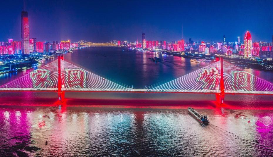 祖國に捧げる！武漢の夜空に輝く祝福の言葉　湖北省