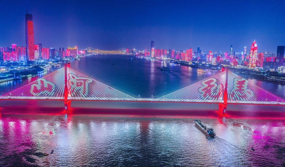 祖國に捧げる！武漢の夜空に輝く祝福の言葉　湖北省