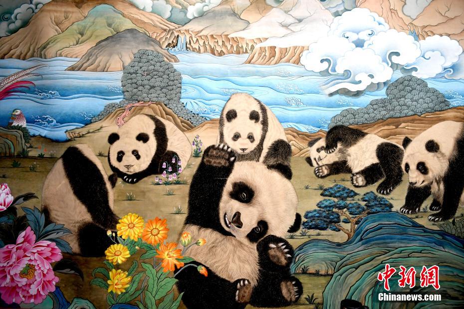 「パンダ百?lài)恁骏螗L(zhǎng)巻」に描かれたユニークなパンダたち（撮影?安源）。