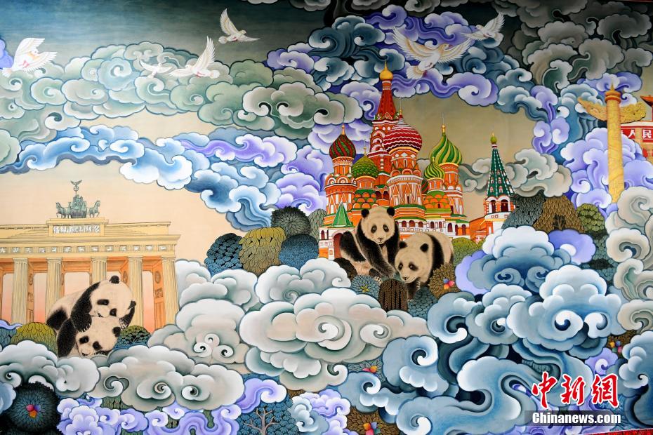 タンカで描くユニークな巨大パンダ絵巻が四川省成都で公開