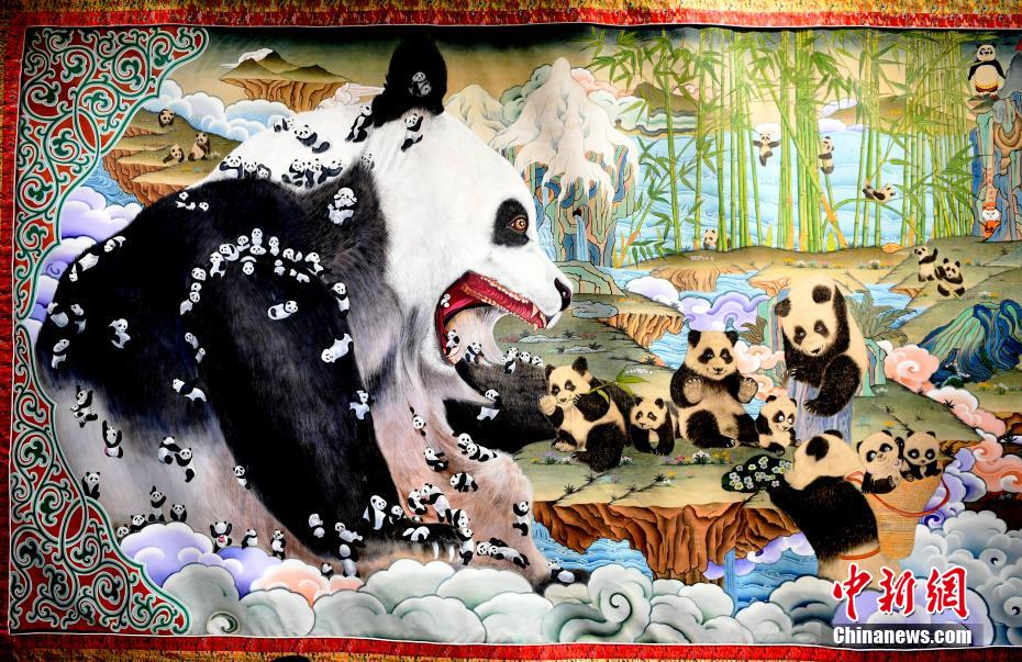 タンカで描くユニークな巨大パンダ絵巻が四川省成都で公開