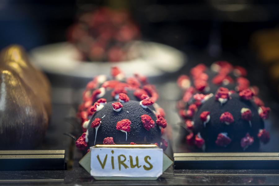 チェコ?プラハにあるカフェが発売した新型コロナウイルスの形をしたケーキ（寫(xiě)真著作権はCFP視覚中國(guó)が所有のため転載禁止）。
