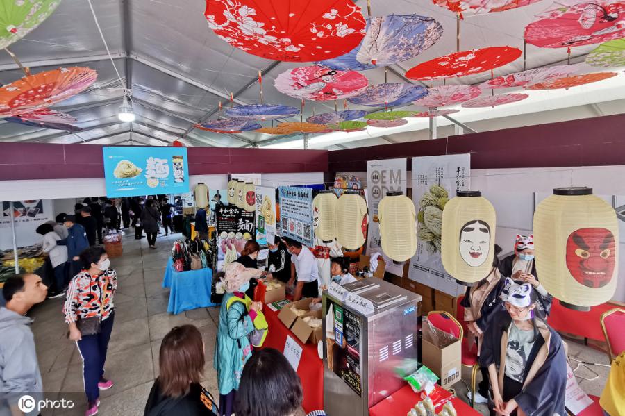 10月11日、第6回「日本商品大連地區(qū)巡回展」を訪(fǎng)れた數(shù)多くの市民（寫(xiě)真著作権は東方ICが所有のため転載禁止）。