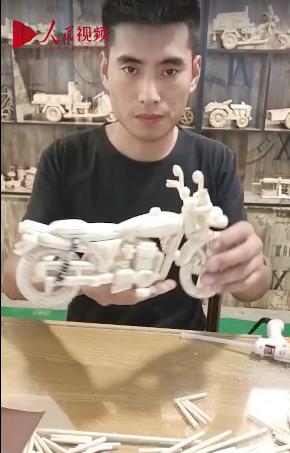 割り箸で懐かしの風景を再現(xiàn)する山東省の若者