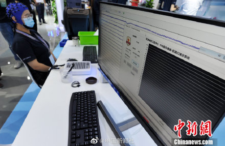 両手がフリーに、念じることでタイピングが現(xiàn)実に