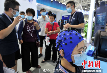 両手がフリーに、念じることでタイピングが現(xiàn)実に