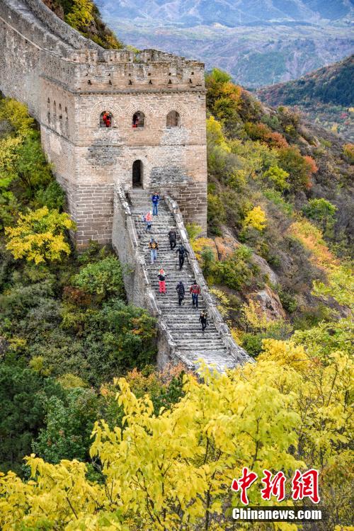 カラフルに色づき秋の深まり感じさせる金山嶺長(zhǎng)城　河北省