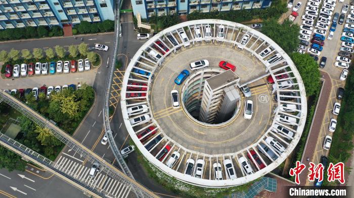 比亜迪（BYD）の空中立體充電塔（EV充電タワー、撮影?陳文）。