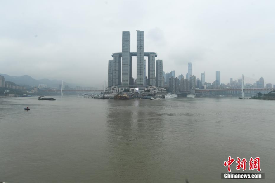 雨と霧が長江両岸の高層ビルを覆い、都市全體に霞がかかった重慶市（撮影?陳超）。