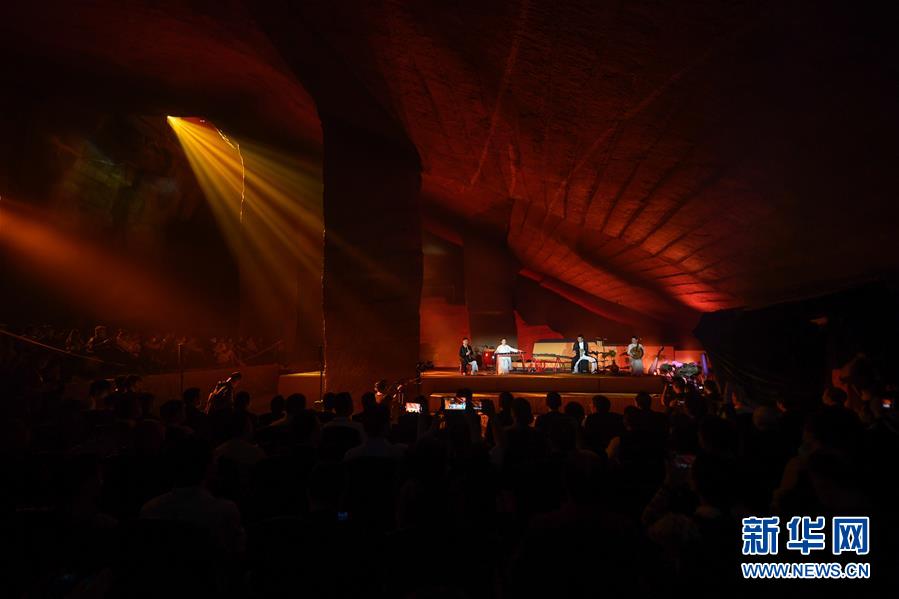 14日、竜游石窟風(fēng)景名勝區(qū)2號(hào)洞窟で「知音自得」特別公演を行った自得琴社（撮影?黃宗治）。