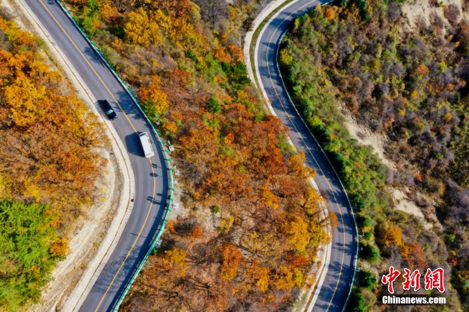 秋色のパレット一面に広がる六盤(pán)山　寧夏