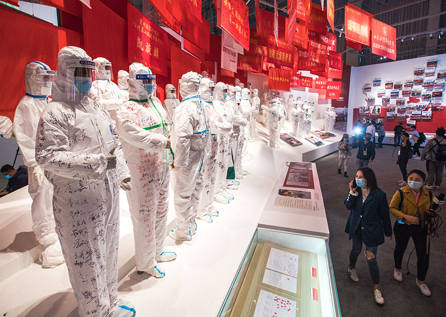 10月15日、新型コロナ感染対策特別展を見學(xué)する來場者（撮影?肖蕓九）。